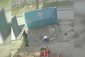 В Омске опрокинутая ветром палатка сбила с ног женщину