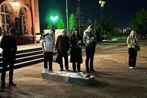 В Старом Осколе девушка завернулась в саван и легла в гроб у театра