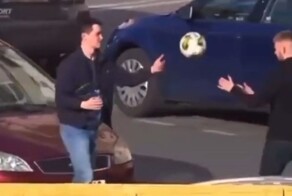 Пешеход стал героем футбольной телетрансляции