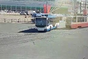 Кто кому должен был уступить?