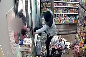 В Англии парни с мачете ворвались в магазин