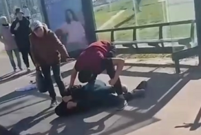 Кондуктор автобуса избил пассажира на остановке в Казани