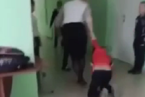 На Урале педагог пнула школьника и протащила его по полу, чтобы остановить драку
