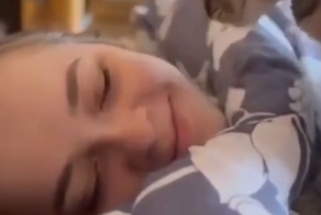 Кот ласково будит хозяйку