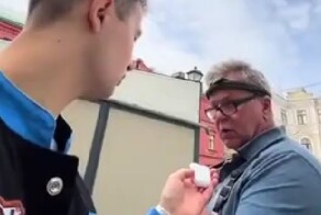 Парень требует к себе уважения - потому что у него есть наушники от Apple