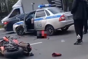 Мотоциклист влетел в машину полиции