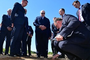 "Ищи зерно": Лукашенко заставил министра копаться в земле