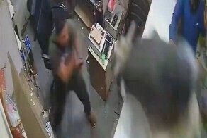 В Индии бык устроил погром в ремонтной мастерской