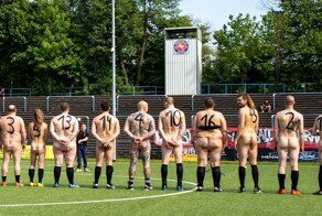 В Германии прошел футбольный матч между голой и одетой командами