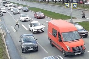 Врезался в машину и сломал себе ноги