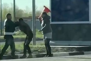 Петербурженка отдубасила дорожным конусом водителя, напавшего на её спутника на АЗС