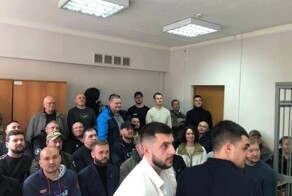 «Не сожалеют и не раскаиваются»: в Екатеринбурге судят парней, избивших мужчину на глазах у его детей за замечание о брошенном окурке