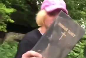 "Она не сгорит, это же божественная книга": подростки сожгли библию и заработали уголовную статью