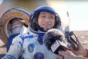 Китайские космонавты вернулись на Землю после миссии "Шэньчжоу-17"
