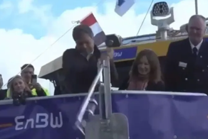 Министр экономики не смог разбить бутылку шампанского о борт