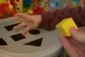 Мальчик "обхитрил" развивающую игрушку