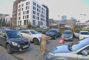 4-летняя девочка на самокате попала под машину в Новосибирске