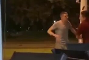 Парень успокоил своего пьяного приятеля