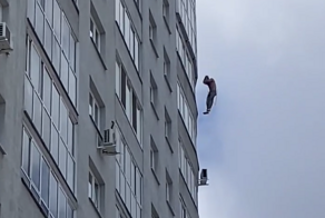 Мужчина сорвался с двадцатого этажа во время пожара в Екатеринбурге