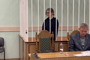 Мать, которая обвинялась в покушении на собственную дочь 16 лет назад, посадили в тюрьму и разлучили с выжившей девочкой