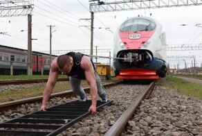 Российский силач сдвинул с места «Сапсан» весом в 650 тонн и установил мировой рекорд