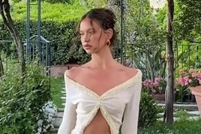 Девушку раскритиковали за откровенное платье на свадьбе