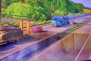 Затолкал легковушку под танк