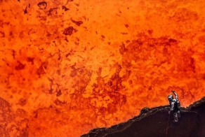 Человек спустился в кратер вулкана Marum (8 фото)