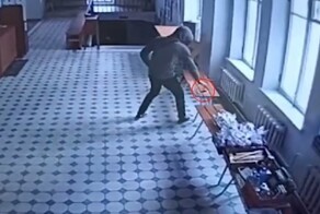 В Петербурге прихожанин украл у работницы церкви телефон 