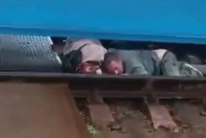 В Подмосковье пьяная пара пыталась пролезть под стоящим поездом, но состав тронулся