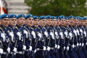 «Раз-раз-раз, это хардбас»: журналист московского телеканала прочитала рэп во время трансляции Парада Победы