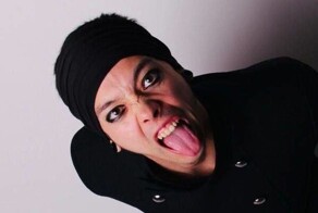 «Больше я с пожилыми людьми так общаться не буду»: в Москве задержали блогера за оскорбления пенсионерок