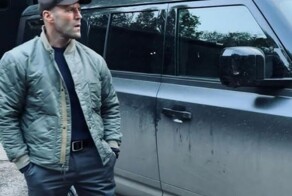 Россияне поздравляют друг друга с Днём Победы в соцсетях Джейсона Стэйтема