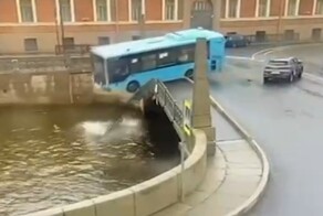 "Без шансов": появилось видео падения пассажирского автобуса в реку Мойку
