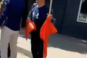 В Казахстане националист в День Победы сорвал советское знамя с автомобиля русских ребят