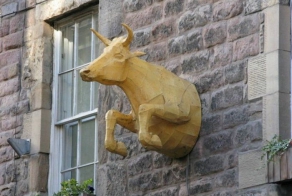 Реалистичные скульптуры и забавные памятники (96 фото)