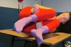 Девушка пытается освободиться от наручников