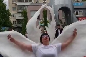 Женщины-ангелы открыли огромную ракету