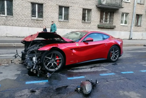 Красный Ferrari разбил припаркованные автомобили в Санкт-Петербурге