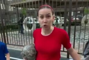 Яжмать на спортивной площадке