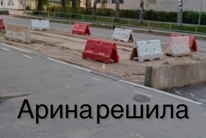 Провалившуюся в яму на автомобиле пьяную женщину поблагодарили жители Клина