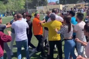 Школьники продолжили играть в футбол, не обращая внимания на драку родителей
