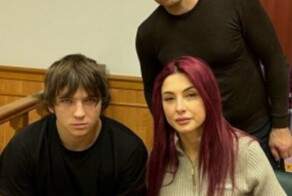 Рэпер Vacio, который разгуливал в одном носке, получил повестку и покинул Россию