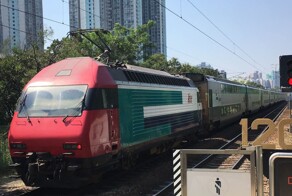 В Китае парень на мотоцикле не успел проскочить переезд перед поездом