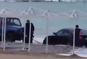 В Джубге пьяные туристы чуть не утопили в Черном море BMW, пытаясь сделать красивое фото