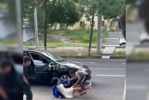 Попрошайка напал на девушку