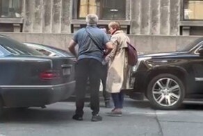 В центре Питера водитель такси не отдавал женщине её багаж