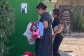 Цыгане воруют вещи из контейнеров