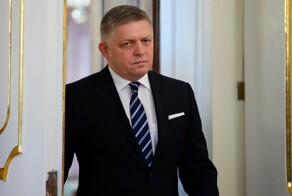 Покушение на премьер-министра Словакии Роберта Фицо: неизвестный выстрелил в него, когда чиновник вышел пообщаться с народом