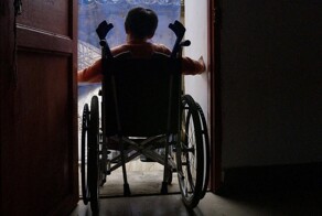 Жительница Москвы оставила своего 12-летнего летнего сына с ДЦП одного в квартире, а сама ушла выпивать с подругой